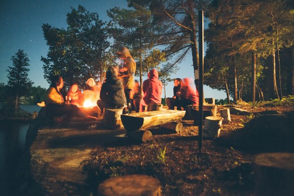 Quels sont les équipements indispensables pour un camping en milieu polaire?